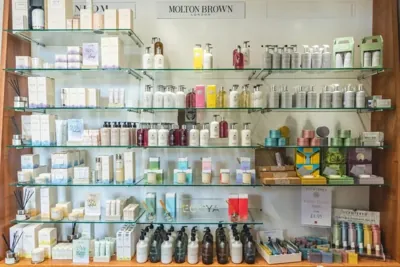 Retail glass shelving